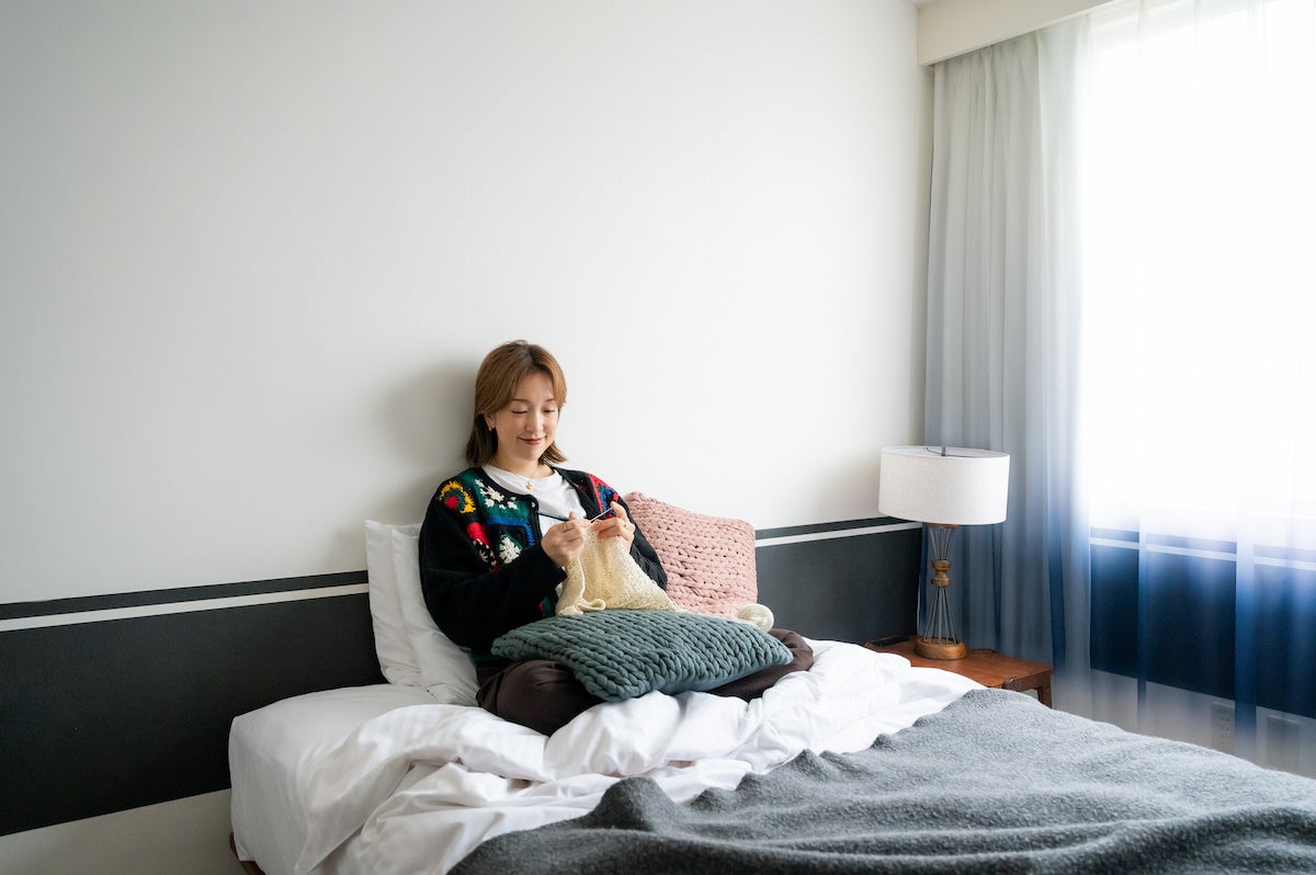 ホテルが配布した客室での編み物のプランイメージ。予約対象は宿泊プランで、写真の衣服や作品の販売ではありません。