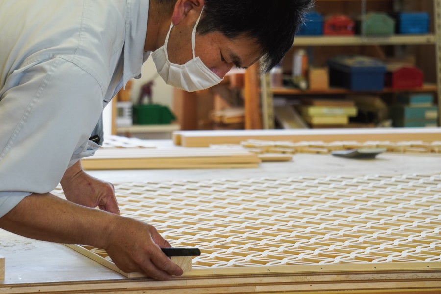 Cohana提供の河島建具による組子製作風景。写真の大きな建具はニードルマインダーの同梱品ではありません。